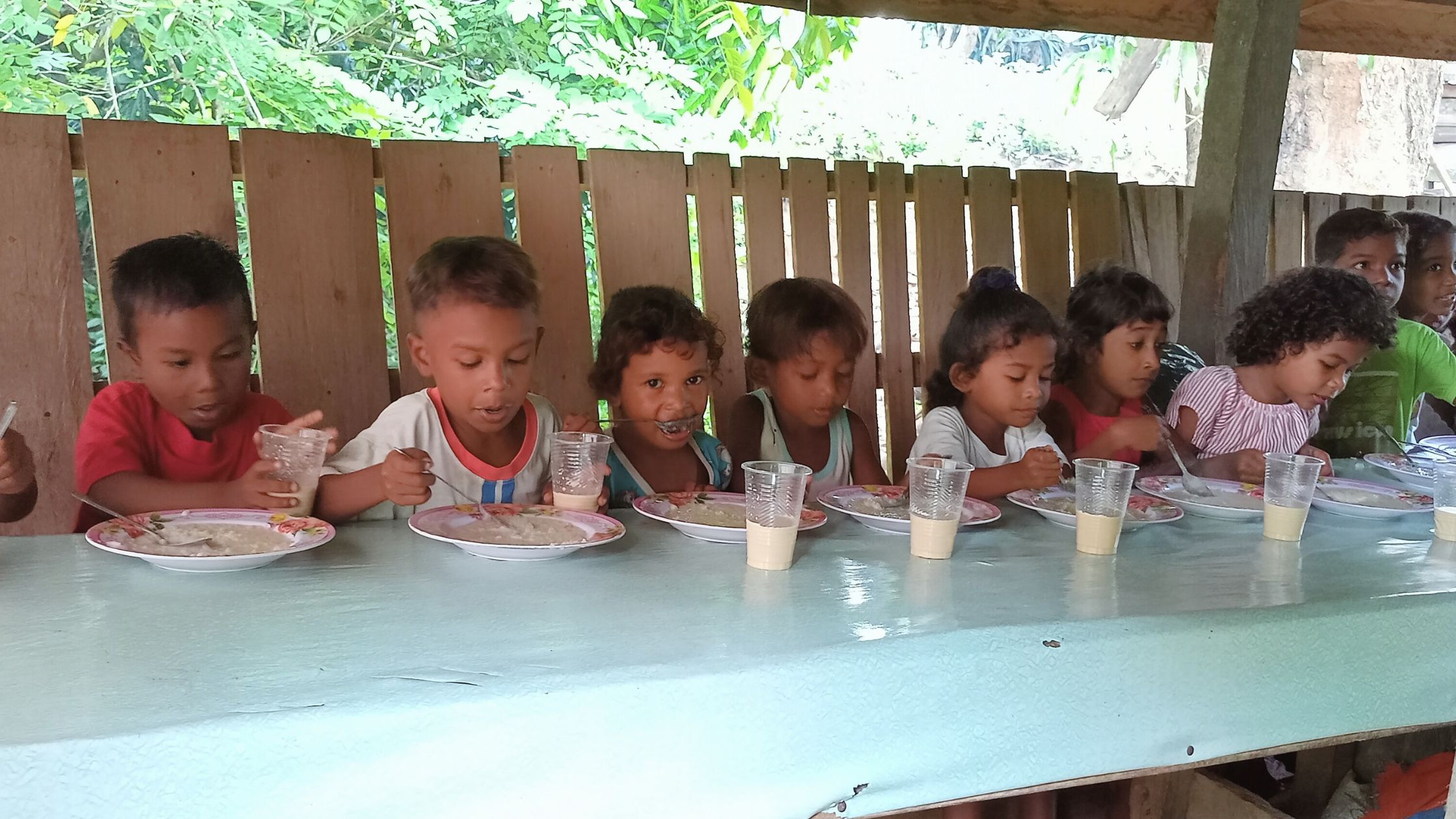 Agay kids eating lunch at school