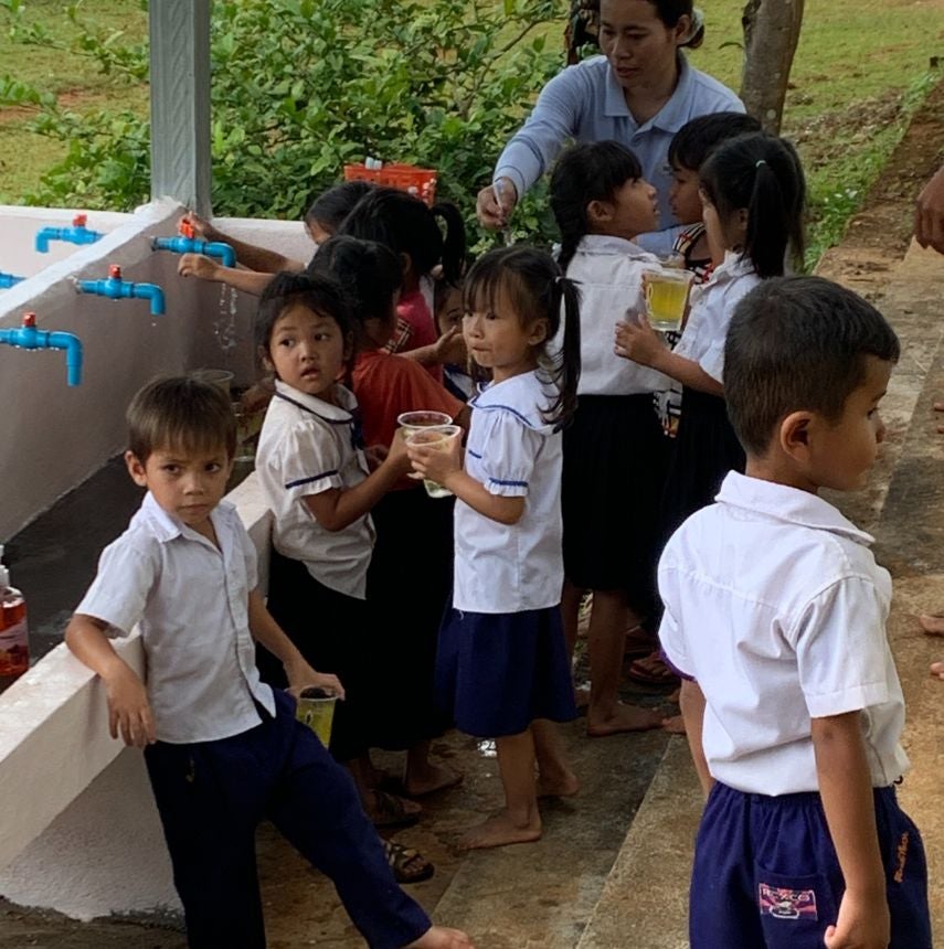 kids drinking water at school